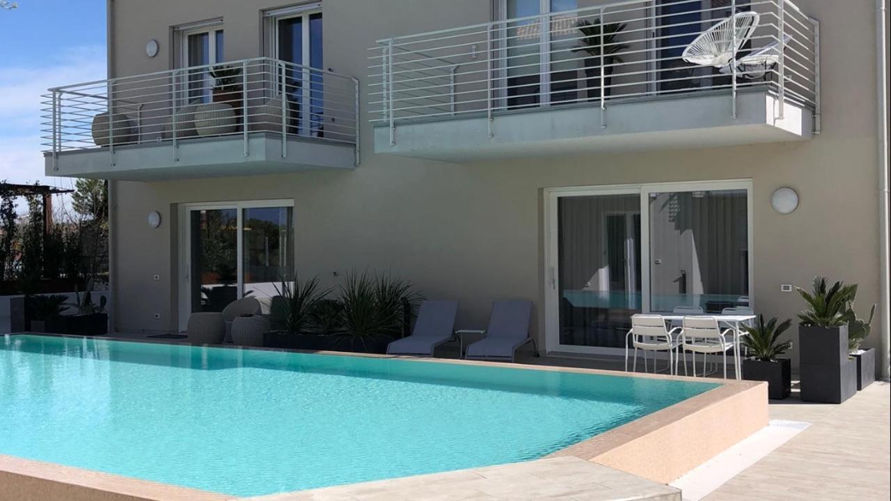 *Central Lakeside Apt*Swimming Pool & Free Parking Peschiera del Garda Bagian luar foto